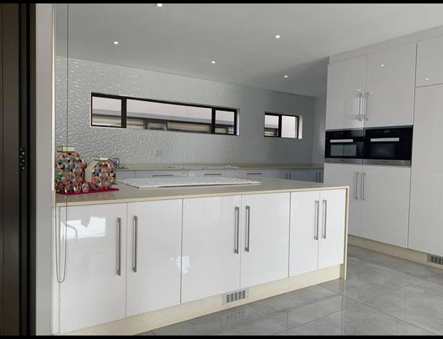 5 BEDROOM HOUSE FOR SALE IN UMHLANGA CENTRAL